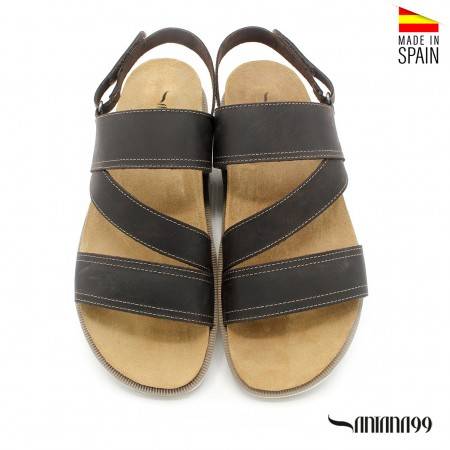 Vista superior de sandalia de hombre de piel con tiras cruzadas