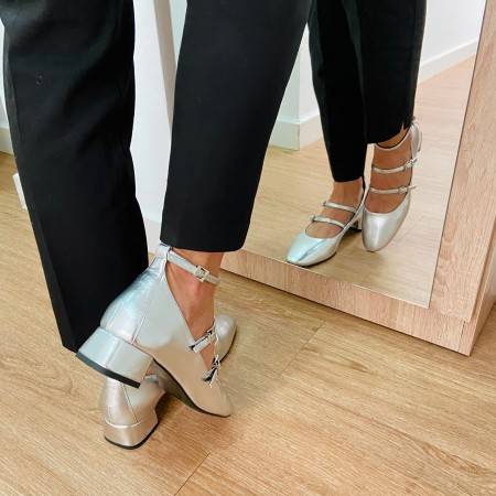 zapatos tacón bajo plateados