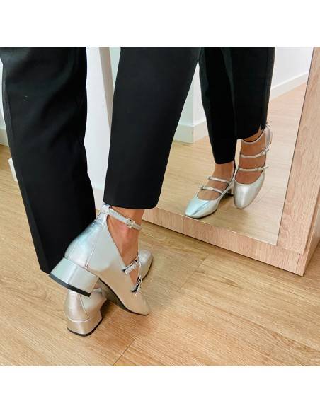 zapatos tacón bajo plateados