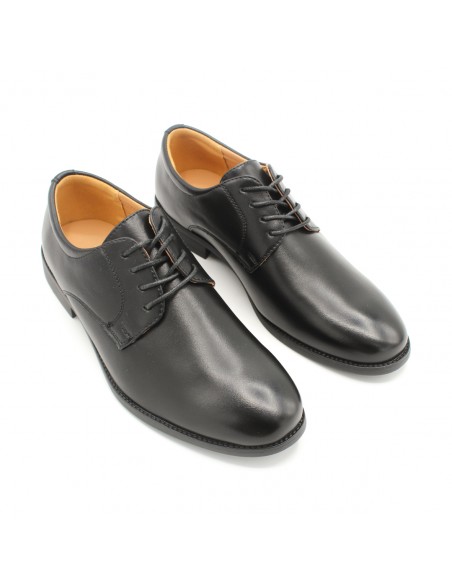 Vista superior de zapato negro de hombre con cierre de cordones