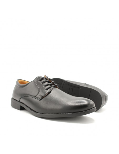 Vista lateral de zapato derby negro para vestir