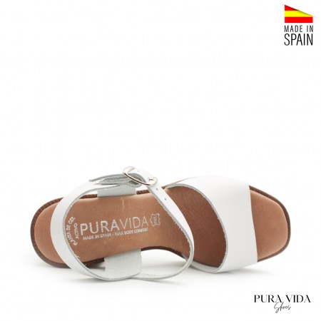 sandalia blanca con tacón y plataforma