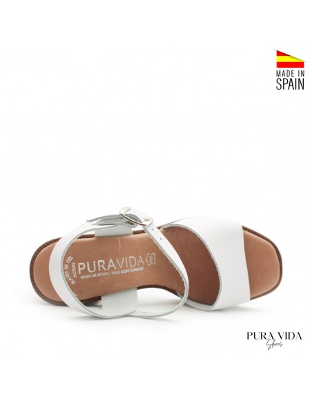 sandalia blanca con tacón y plataforma
