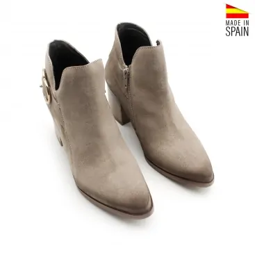 Botín tobillero beige con tacón