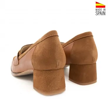 mocasin de tacón con hebilla