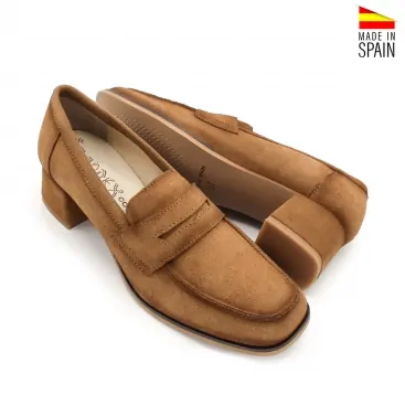 mocasin con tacon medio