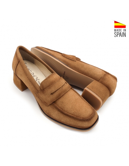 mocasin con tacon medio