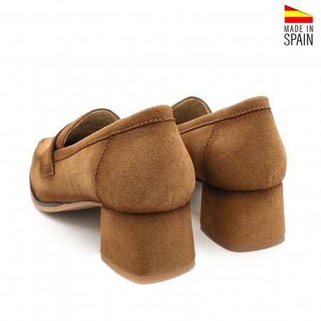 mocasin con tacon medio