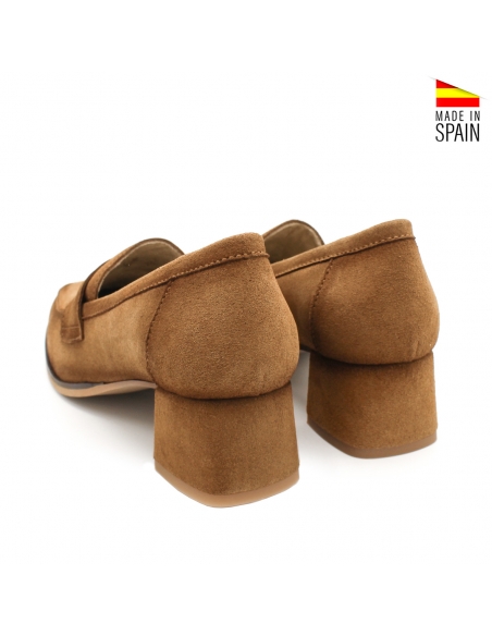 mocasin con tacon medio