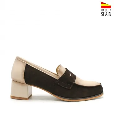 mocasín marrón tacón