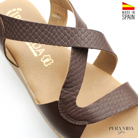 sandalia de cuña marrón