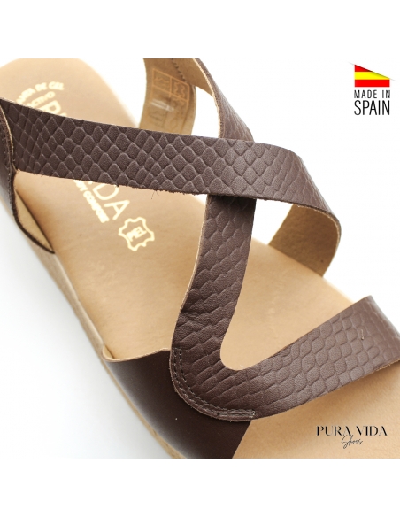 sandalia de cuña marrón