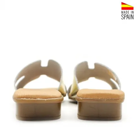 Sandalia dorada h de tacón bajo