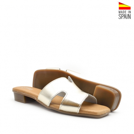 sandalias doradas con tacón bajito