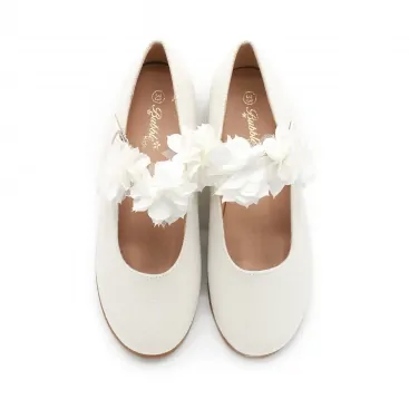 Merceditas niña ceremonia blancas con diseño clásico y flores en la pulsera