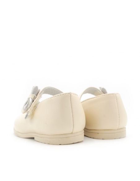 zapatitos de bebe beige