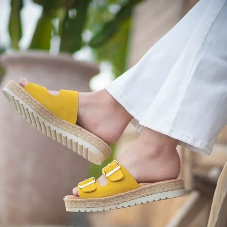 sandalia amarilla dos hebillas