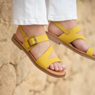 sandalia plana amarilla piel