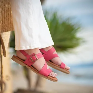 sandalia plana fucsia piel