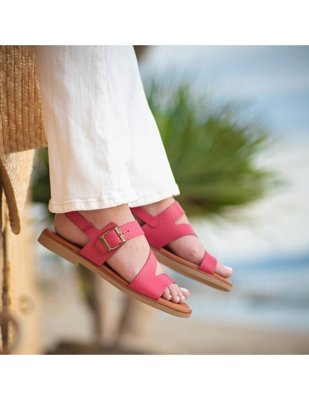 sandalia plana fucsia piel