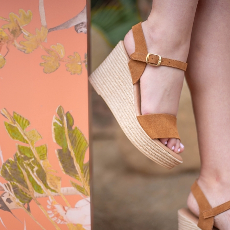 sandalia cuña alta camel