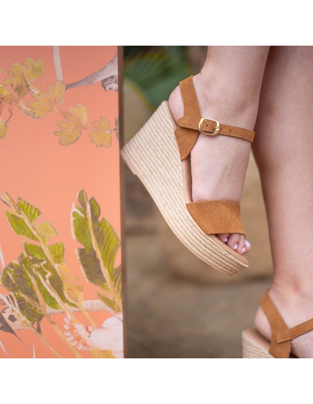 sandalia cuña alta camel