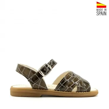 sandalia de charol con tiras niña