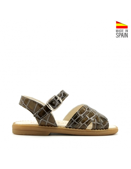 sandalia de charol con tiras niña