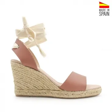 Sandalias cuña atadas al tobillo