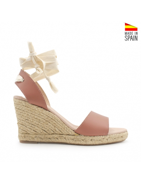 Sandalias cuña atadas al tobillo