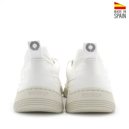 Zapatillas blancas con materiales reciclados sostenibles