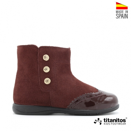 Botas grantes niña