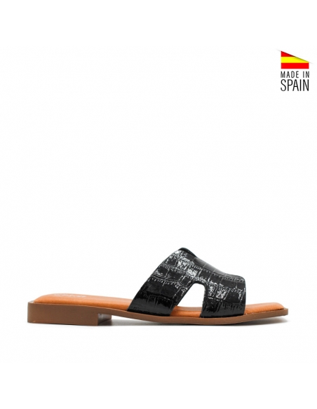 sandalia negra charol plana