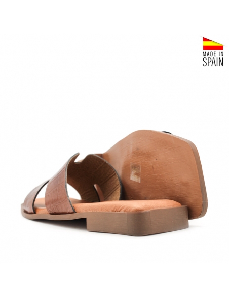 sandalias planas marrones