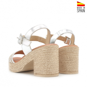 sandalias con tacon plateadas