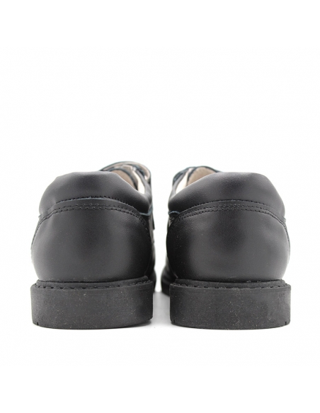 zapato negro niño escolar