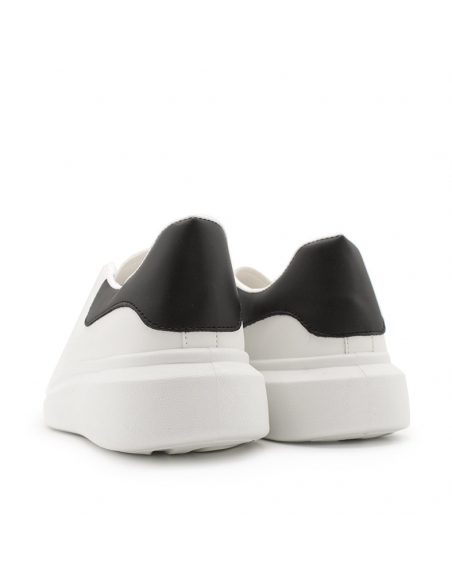Zapatilla unisex blanca con detalle negro en talón