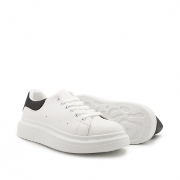 Detalle de suela de goma con plataforma en zapatilla unisex