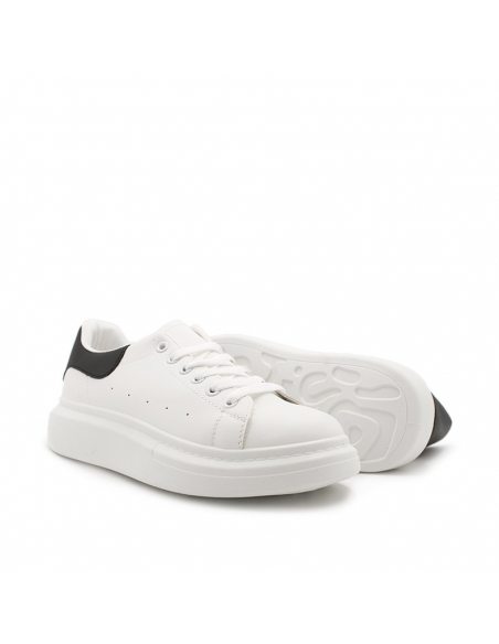 Detalle de suela de goma con plataforma en zapatilla unisex