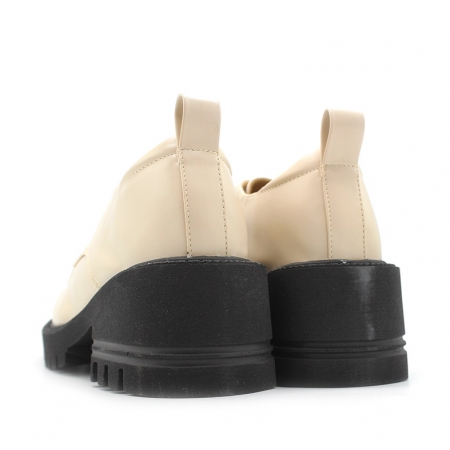 Mocasines beige con tacón alto