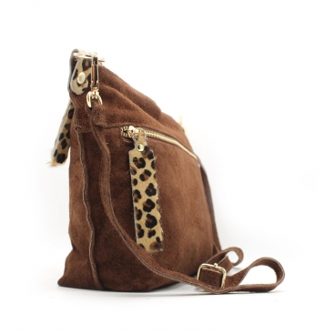 Bolso marrón con detalles leopardo.