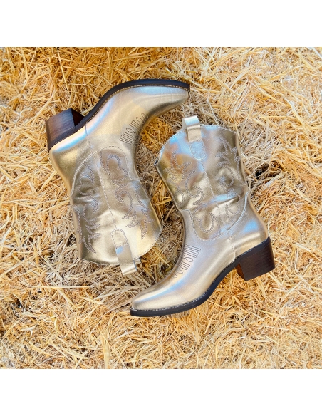 bota media caña plateada