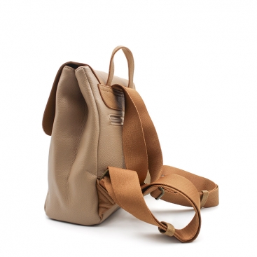 mochila con solapa taupe