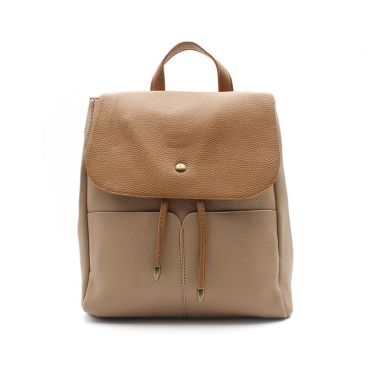 mochila con solapa taupe