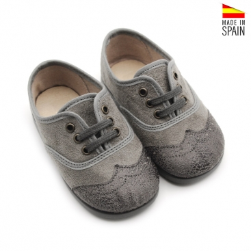 Zapato blucher gris infantil con cordones y puntera decorada
