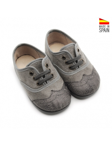 Zapato blucher gris infantil con cordones y puntera decorada