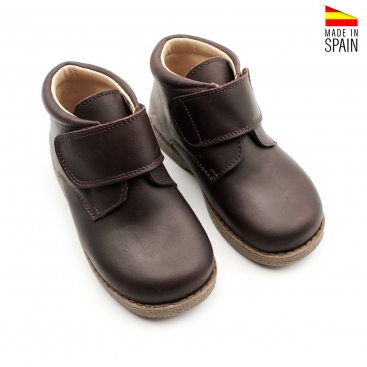 botin marron niño velcro​