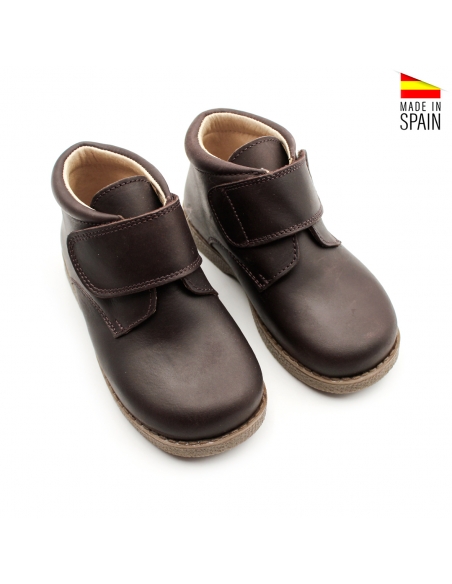 botin marron niño velcro​