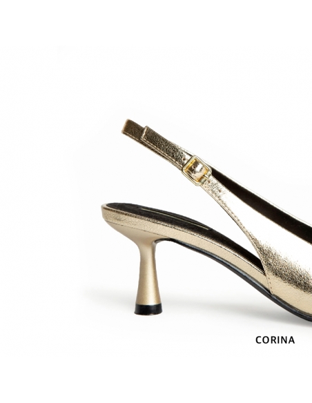 zapatos tacón dorados​