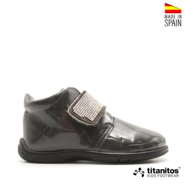 Zapato abotinado en charol gris